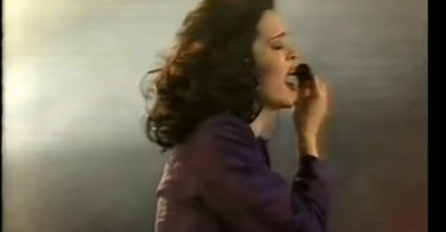 Na snimku iz 1993. godine izgleda mlađa, ali jednako lijepa i bombastična kao i danas (VIDEO)