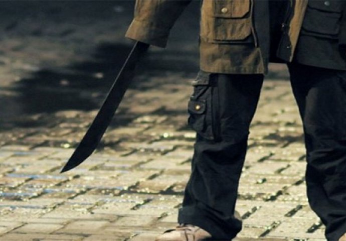 Krvavi obračun u Banjaluci: Mladića napali pred kućom, on se branio mačetom 