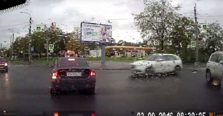  Skrenuo je na raskrsnici, a onda ga je drugi automobil munjevito raznio (VIDEO)