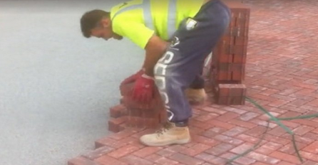Brži od mašine: Ostat ćete bez riječi kada vidite kako ovaj građevinski radnik slaže ploče (VIDEO)