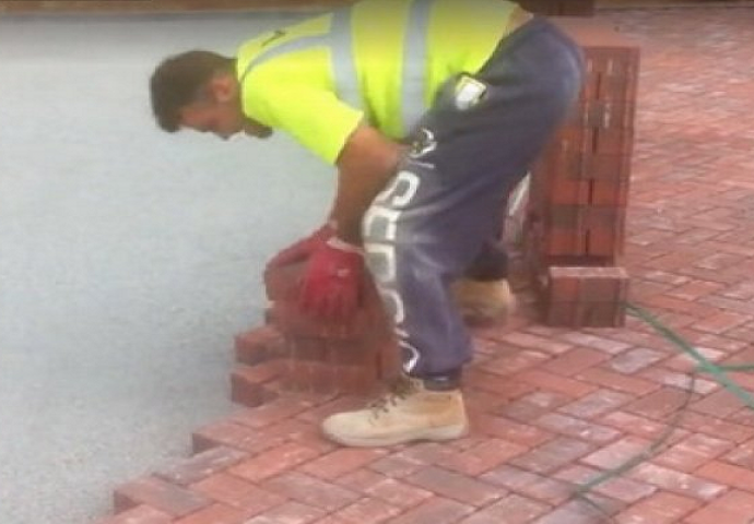 Brži od mašine: Ostat ćete bez riječi kada vidite kako ovaj građevinski radnik slaže ploče (VIDEO)
