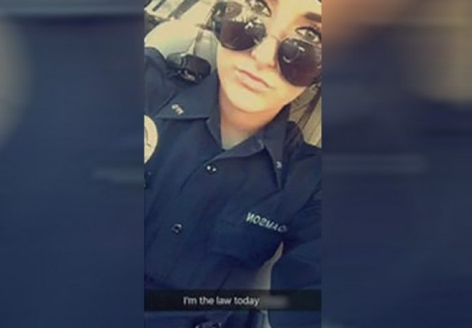 Policajka objavila selfie na internetu i dobila otkaz: Sve bi bilo uredu da nije OVO napisala u opisu!