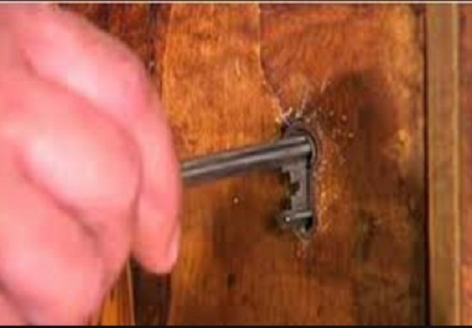 Stavio je ključ u 200 godina star kredenac, nikada niste vidjeli nešto slično (VIDEO)