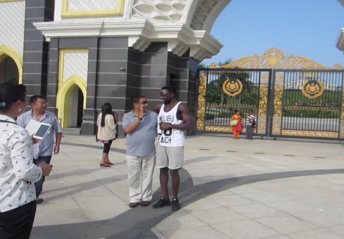 Pogledajte reakciju kineskih turista kada su po prvi put u životu uživo vidjeli crnca (VIDEO)
