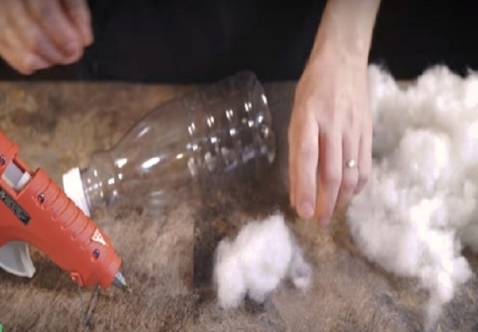 Genijalno: Uzeo je punjenje iz plišane igračke i zalijepio ga za plastičnu flašu, evo zašto (VIDEO)