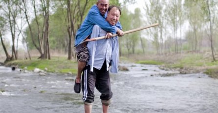 Čovjek bez ruku i čovjek koji je slijep udruženim snagama zasadili 10 000 stabala u Kini (VIDEO)