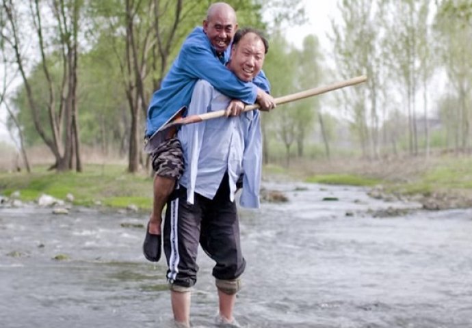 Čovjek bez ruku i čovjek koji je slijep udruženim snagama zasadili 10 000 stabala u Kini (VIDEO)