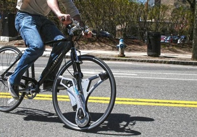 Izgleda vam kao obični bicikl? Pogledajte malo bolje jer ovo će da vas oduševi (VIDEO)