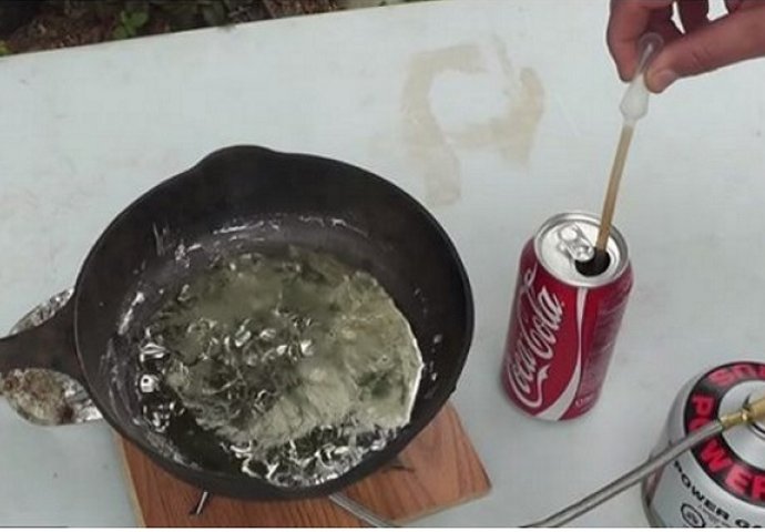 Pogledajte šta se dogodi kada sipate Coca-Colu na usijano olovo (VIDEO)