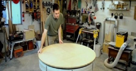 Napravio je stol koji izgleda sasvim obično, ali obratite pažnju šta se dogodi kada ga rotira (VIDEO)