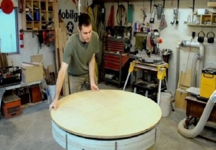 Napravio je stol koji izgleda sasvim obično, ali obratite pažnju šta se dogodi kada ga rotira (VIDEO)
