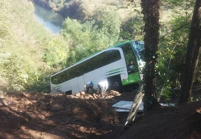 Jablanica: Autobus sletio u provaliju 
