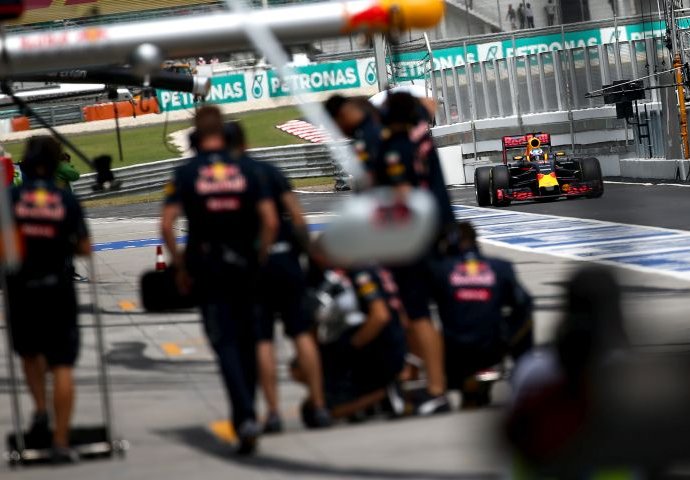 Ludilo u Maleziji: Hamiltonu eksplodirao motor, Ricciardo slavio