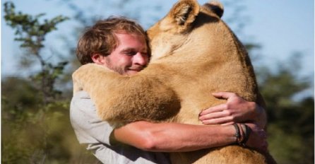 Lav ne zaboravlja: Zagrlio čovjeka koji mu je spasio život (VIDEO)