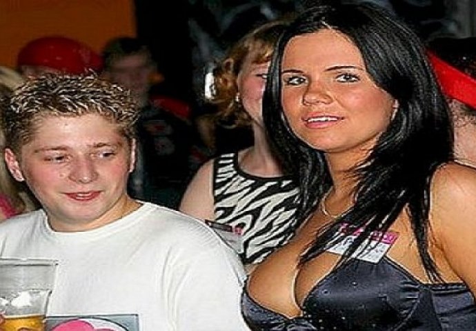  Ovi muškarci nisu mogli odoljeti a da ne bace pogled