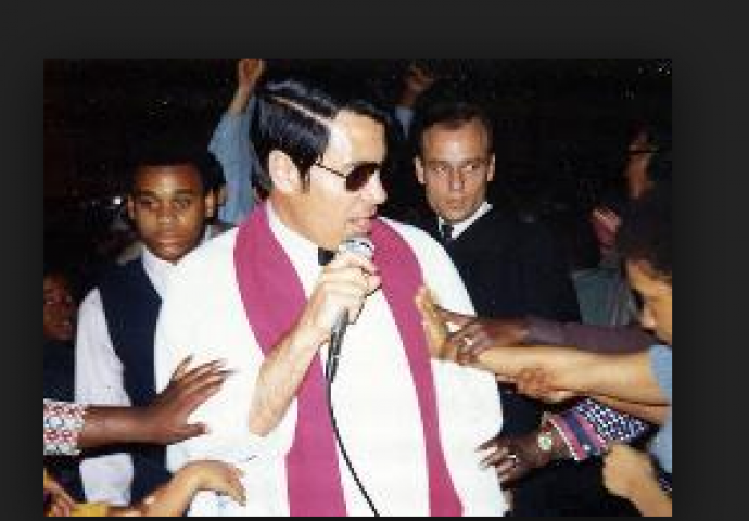 Istina o monstruoznom vođi vjerskog kulta: Ovo je čovjek koji je naveo 909 ljudi na samoubistvo (FOTO)