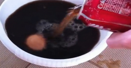 Evo šta se desi kada jaje držite godinu dana u Coca-Coli (VIDEO)