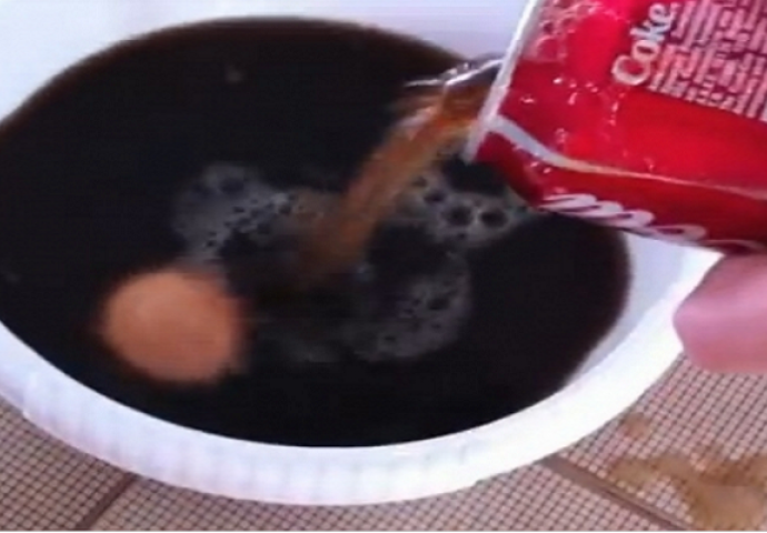 Evo šta se desi kada jaje držite godinu dana u Coca-Coli (VIDEO)