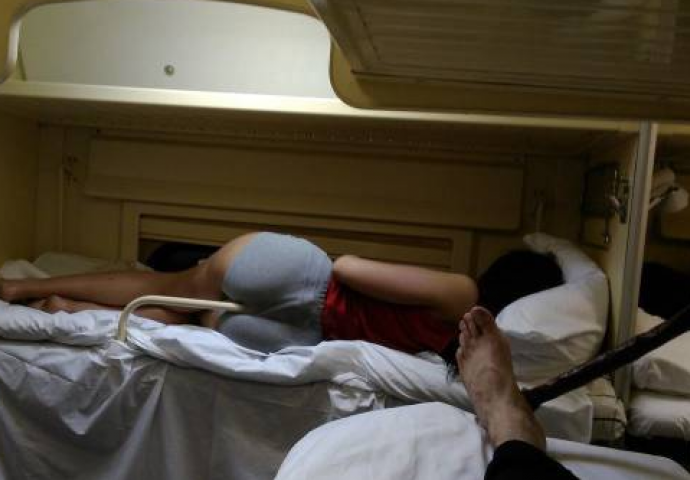 Čemu sve mogu služiti bujne grudi i mesnata guza? Niste ni sanjali (VIDEO)