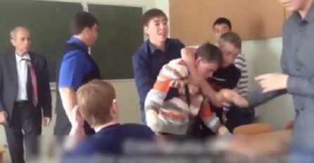 Učenik udario profesora u glavu, kolege ga izbacile sa časa (VIDEO)