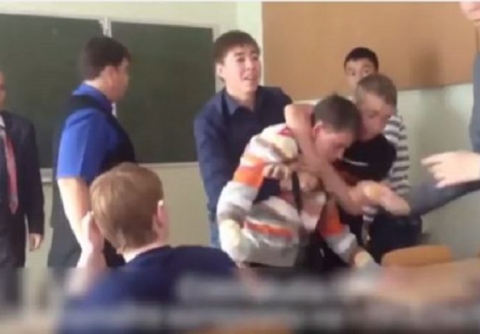Učenik udario profesora u glavu, kolege ga izbacile sa časa (VIDEO)
