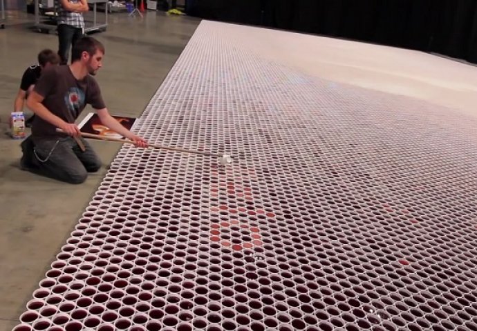 Poredao je 66 hiljada čaša napunjenih vodom: Kada se kamera udaljila, svi su se naježili (VIDEO)