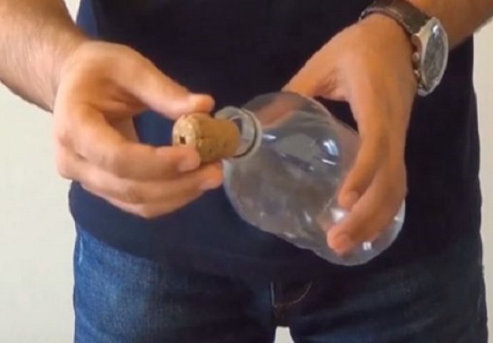 Uzeo je plastičnu flašu i zatvorio je drvenim čepom, dobro se pripremite za ono što će uslijediti (VIDEO)