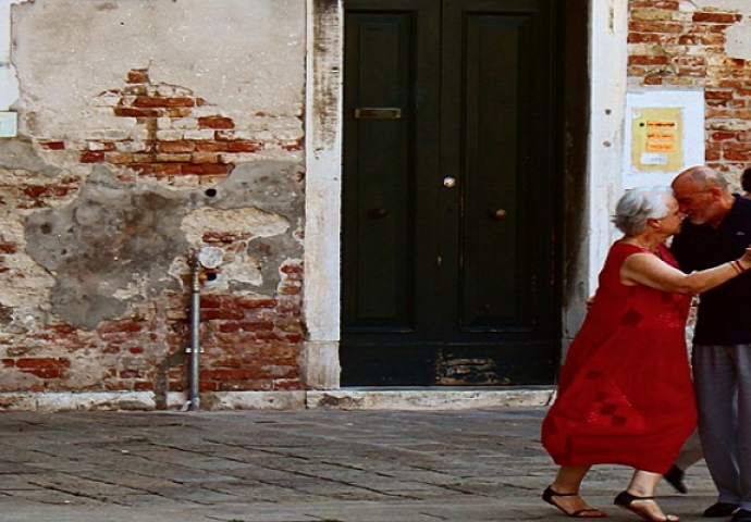 Ljubav ne poznaje godine, i ove "lude"  fotografije su pravi dokaz (FOTO)