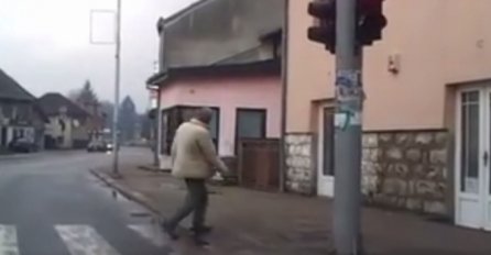 Pijani Bosanac postao hit na Facebooku: Snimljen kako prelazi ulicu, ali u rikverc (VIDEO)