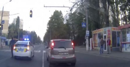 Ruski policajac se zaustavio na pješačkom prelazu, a onda uradio nešto potpuno neočekivano (VIDEO)