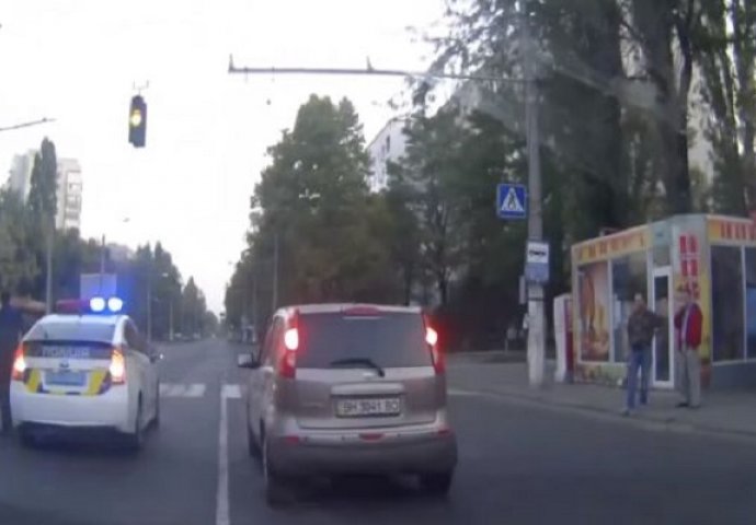 Ruski policajac se zaustavio na pješačkom prelazu, a onda uradio nešto potpuno neočekivano (VIDEO)