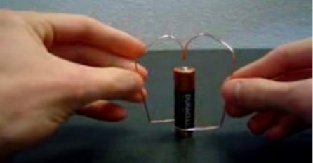 Uzeo je bateriju i komad bakrene žice kako bi uradio jedan super trik (VIDEO)