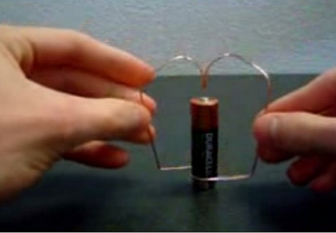 Uzeo je bateriju i komad bakrene žice kako bi uradio jedan super trik (VIDEO)