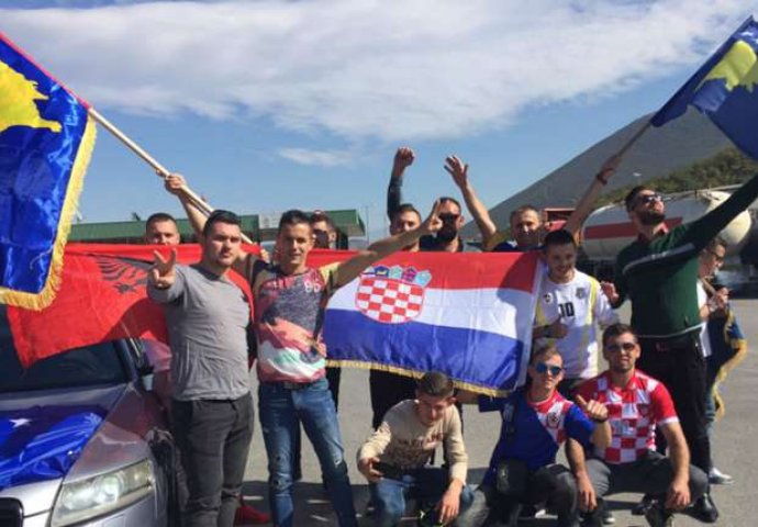 Fotografija dana stiže iz Skadra: Ovako Hrvati i Kosovari čekaju utakmicu