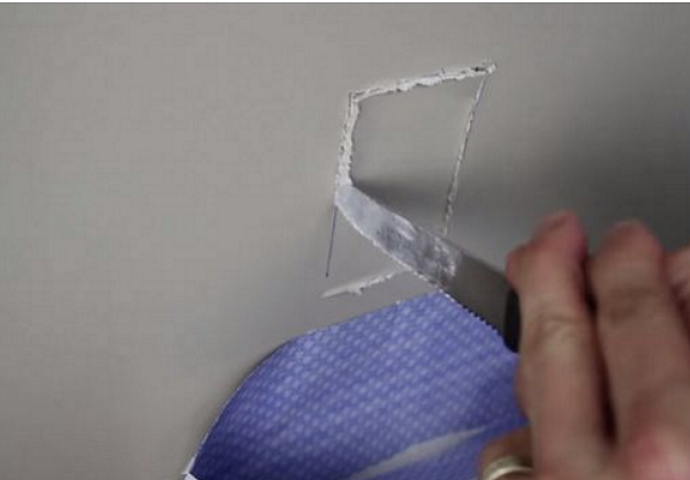 Nožem je provrtio rupu na zidu, kada vidite razlog uradit ćete isto (VIDEO)