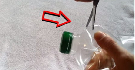 Makazama je isjekao plastičnu flašu, a ono što je napravio oduševit će svaku domaćicu (VIDEO)