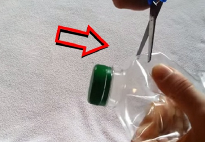 Makazama je isjekao plastičnu flašu, a ono što je napravio oduševit će svaku domaćicu (VIDEO)