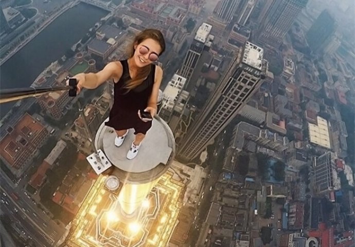 Zaledit će vam se krv u žilama kada vidite gdje se sve ova Ruskinja penje kako bi napravila najbolji selfie na svijetu