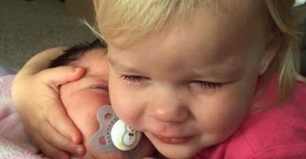Ništa ne može smiriti djevojčicu kao njena mala i slatka sestrica  (VIDEO)