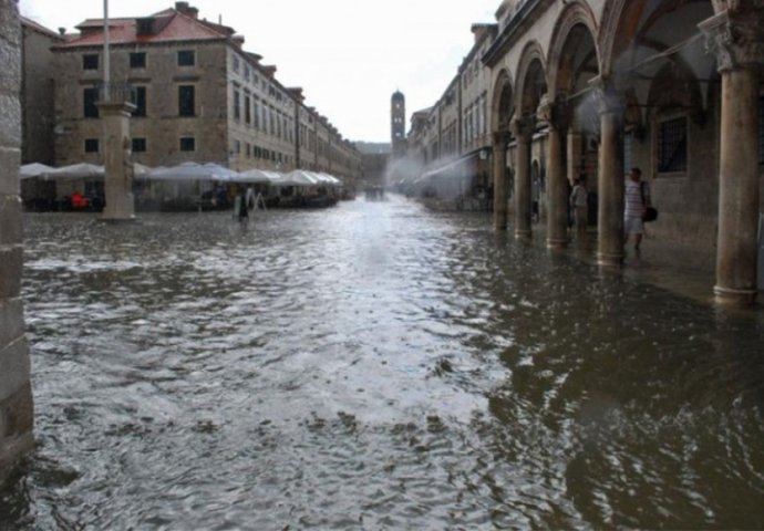 Nevrijeme potopilo Dubrovnik, potonula barka (FOTO)  