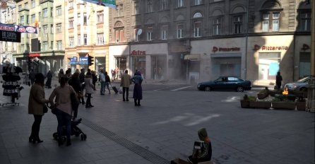 Sarajevo: Fasada teška nekoliko desetina kilograma pala na trotoar u Titovoj ulici 