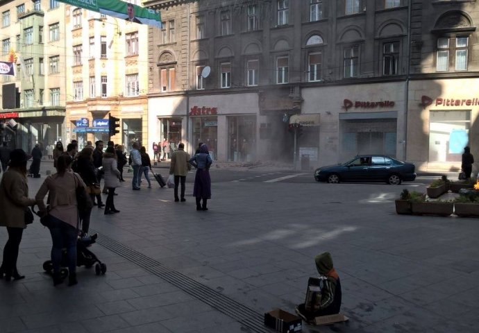 Sarajevo: Fasada teška nekoliko desetina kilograma pala na trotoar u Titovoj ulici 