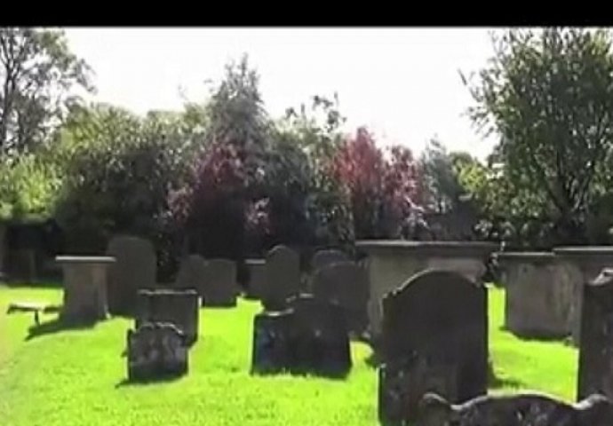 Pažljivo pogledajte ovo groblje: Snimak je postao viralan iz jednog zastrašujućeg razloga (VIDEO)