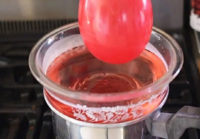 Stavila je balon u istopljeni vosak, a ono što je napravila je genijalno (VIDEO)