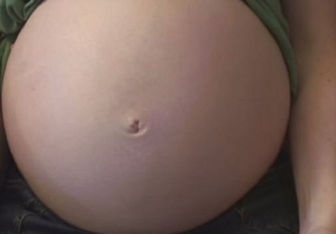 Beba se miče unutar majčinog trbuha, ovo je nešto naljepše što ćete vidjeti (VIDEO)