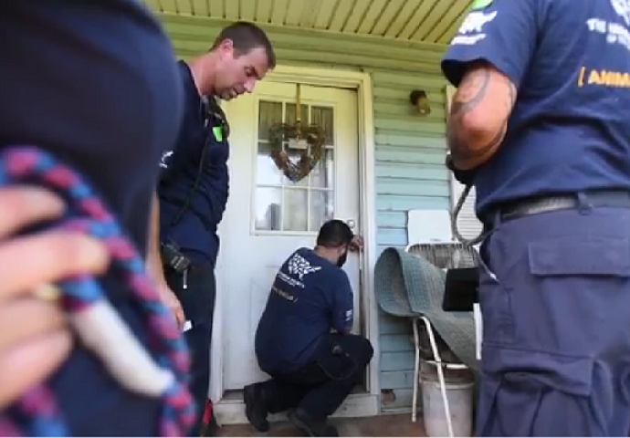 Spasioci su pažljivo otvorili vrata ove kuće, a onda ih je unutra dočekao pravi šok (VIDEO)