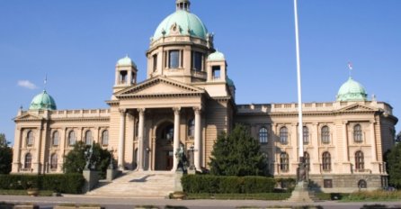 Skupština Srbije prekinula zasjedanje zbog sumnje na požar