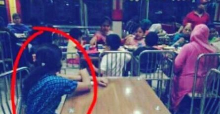 Ova fotografija je razbjesnila svijet: Porodica je otišla u restoran na večeru, ali obratite pažnju na ženu pored!