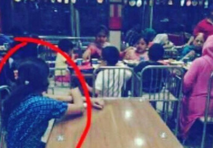 Ova fotografija je razbjesnila svijet: Porodica je otišla u restoran na večeru, ali obratite pažnju na ženu pored!