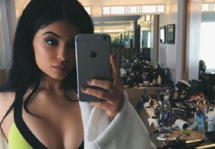 Kao prostitutka:  Sestra Kim Kardashian objavila skandalozni selfi i dobila 2 miliona lajkova! (FOTO)